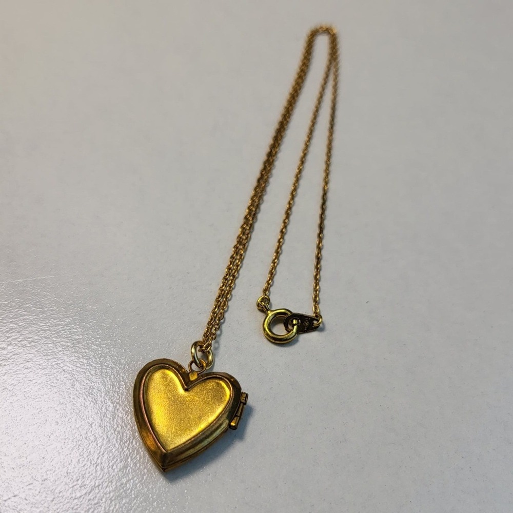 Vintage Heart Locket Necklace Gold Tone Brass Photo Pendant Keepsake Romantic